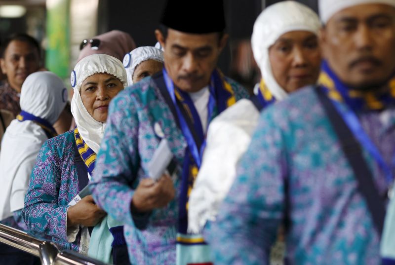 Jamaah haji mengantre masuk ke Bandara Soekarno Hatta untuk menuju Mekah, Arab Saudi pada 2015 lalu. Foto Reuters/Nyimas Laula.