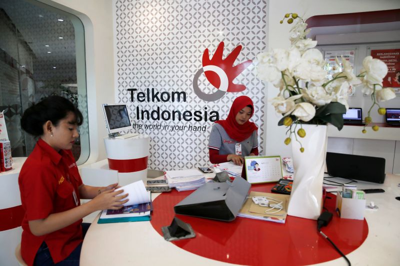 Karyawan perusahaan telekomunikasi terbesar, PT Telkom Indonesia bekerja di gedung Plasa Telkom. Foto Reuters/Beawiharta.