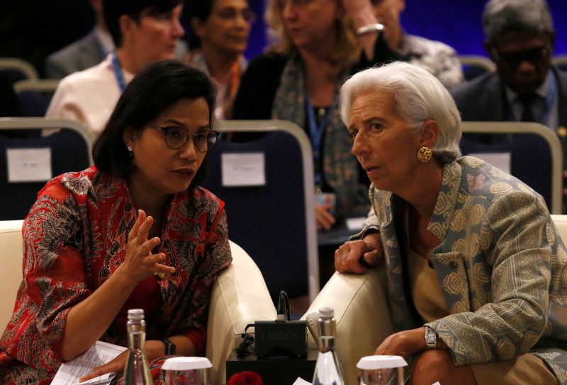 Menteri Keuangan Sri Mulyani Indrawati berbincang dengan Christine Lagarde yang saat itu menjabat sebagai Managing Director International Monetary Fund (IMF) dalam pertemuan tahunan IMF dan Bank Dunia di Bali tahun 2018. Foto Reuters/Johannes P. Christo.