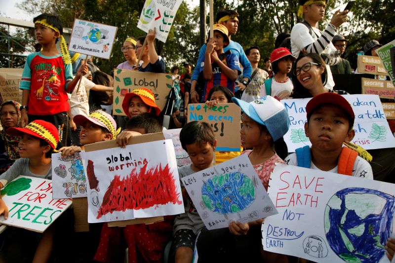 Anak-anak berpartisipasi dalam peringatan perubahan iklim di Jakarta. Foto Reuters/Irene Barlian.