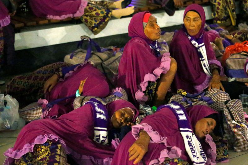 Jamaah umrah tertidur setelah adanya pengumuman pembatalan pemberangkatan ke Arab Saudi dari Bandara Soekarno Hatta pada Februari 2020 lalu. Pembatalan dilakukan karena penyebaran Coronavirus. Foto Reuters/Ajeng Dinar Ulfiana. 