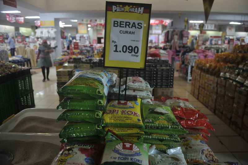 Ilustrasi penjualan beras di ritel. Foto Reuters.