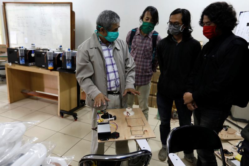 Syarif Hidayat (57), seorang dosen dan peneliti tengah memberi arahan kepada relawan untuk menggunakan Vent-I. Mesin ventilator inovasinya itu akan digunakan untuk pasien Covid-19. Foto Reuters/Willy Kurniawan.