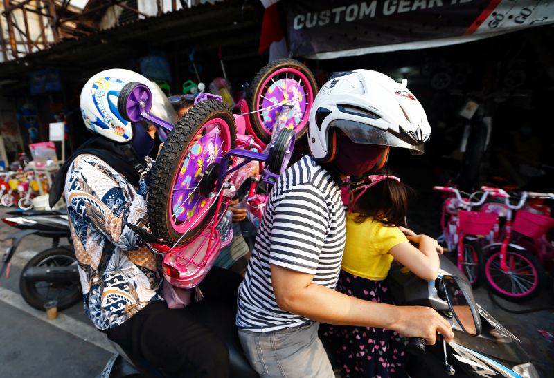 Pengguna sepeda motor membawa sepeda yang baru dibeli di sebuah toko di Jakarta, Agustus 2020 lalu. Foto Reuters/Ajeng Dinar Ulfiana.