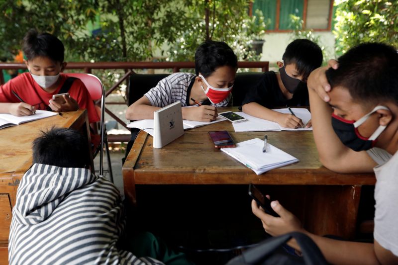 Siswa belajar secara online bersama. Foto Reuters.