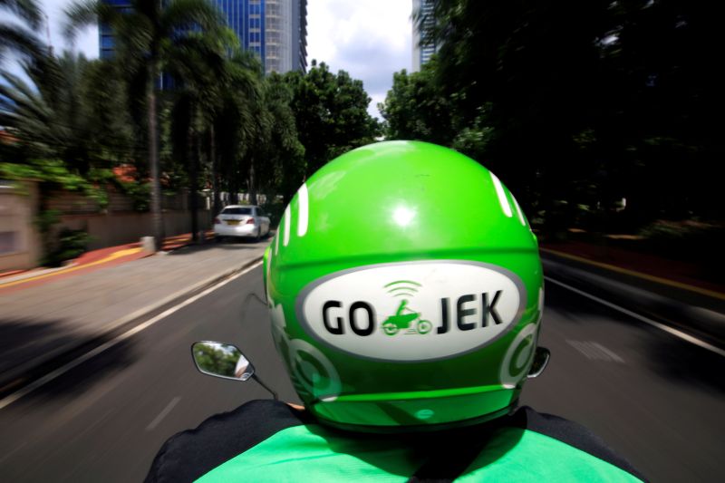 Seorang mitra driver Gojek menyusuri jalan di Jakarta. Foto Reuters/Beawiharta.