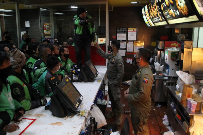 Keramaian pengemudi ojek online pengantar makanan saat memesan BTS Meal di McDonald's Bogor, Jawa Barat. Foto Sofyan Shah/Radar Bogor via Reuters.