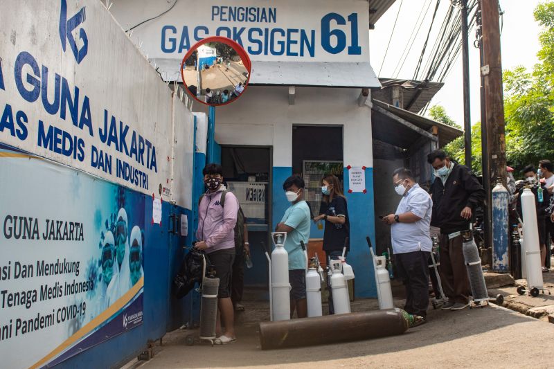 Masyarakat antre mengisi tabung oksigen. Foto Reuters/Agung Fatma Putra.