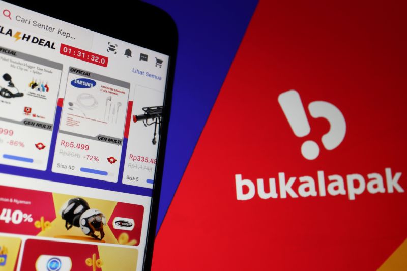 Aplikasi dan logo Bukalapak.com/Foto Reuters.