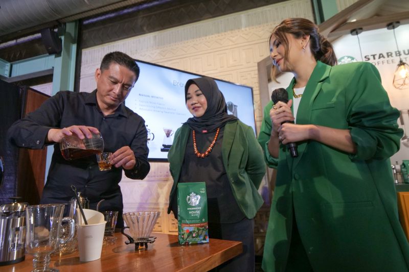 Professional Coffee Trainer and Barista, Franky Angkawijaya (kiri) menunjukkan resep kopi rumahan kepada Direktur Corporate Affairs Nestlé Indonesia Sufintri Rahayu dan selebritas Jessica Mila, di Jakarta, Selasa (18/10). Dokumentasi.