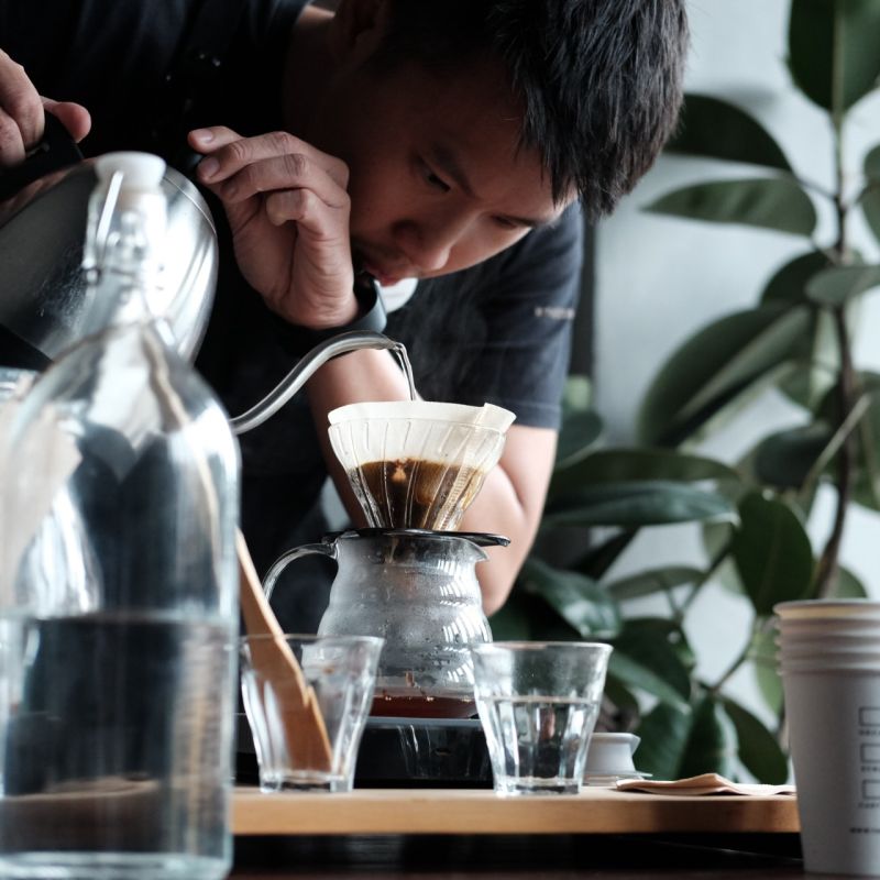 Harris Hartanto Tan dan rekannya Norita Chai membuka kafe Coffeenatics di Medan yang menghadirkan specialty coffee pada tahun 2015. Dokumentasi Coffeenatics.