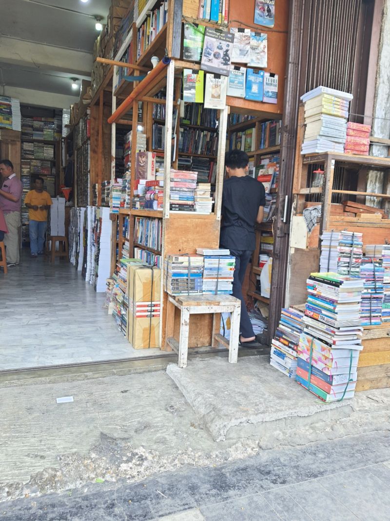 Salah satu lapak buku bekas di kawasan Kwitang, Senen, Jakarta Pusat. Foto: Qonita Azzahra.