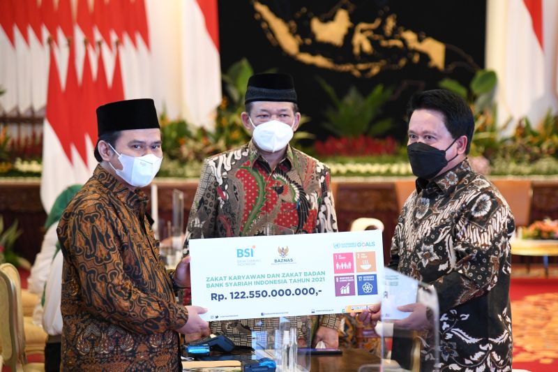 PT Bank Syariah Indonesia Tbk. (BSI) membayar zakat perusahaan kepada Badan Amil Zakat Nasional (BAZNAS) sebesar lebih dari Rp122,5 miliar. Jumlah tersebut lebih tinggi dibandingkan pembayaran zakat BSI pada tahun lalu yang sebesar Rp94 miliar. Dokumentasi BSI.