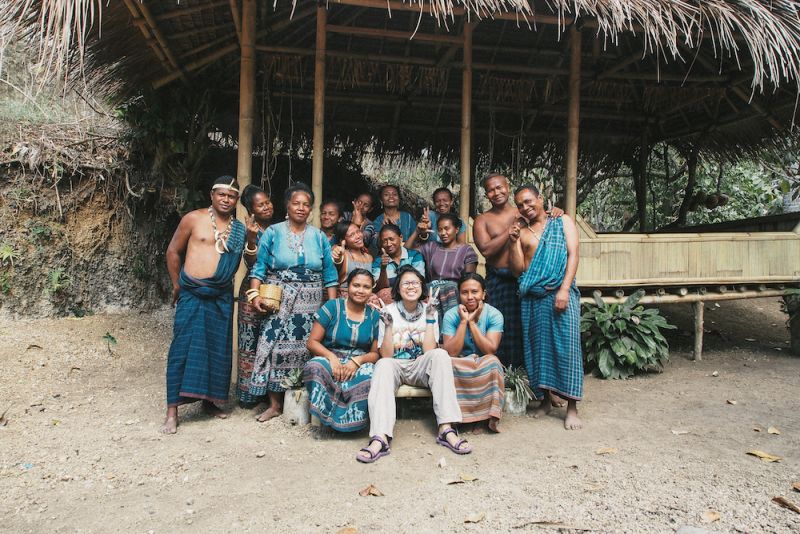 Annisa Hendrato dan Cendy Mirnaz menggandeng komunitas perempuan penenun dan penjahit di Nusa Tenggara Timur (NTT) untuk menghasilkan produk tenun ikat Flores dalam bentuk dompet, gelang, tali kamera dan masih banyak lagi. Dokumentasi Noesa.