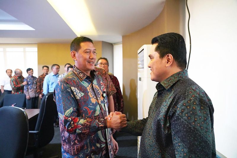 Menteri BUMN Erick Thohir bersalaman dengan Direktur Utama Pegadaian Kuswiyoto. Dokumentasi.