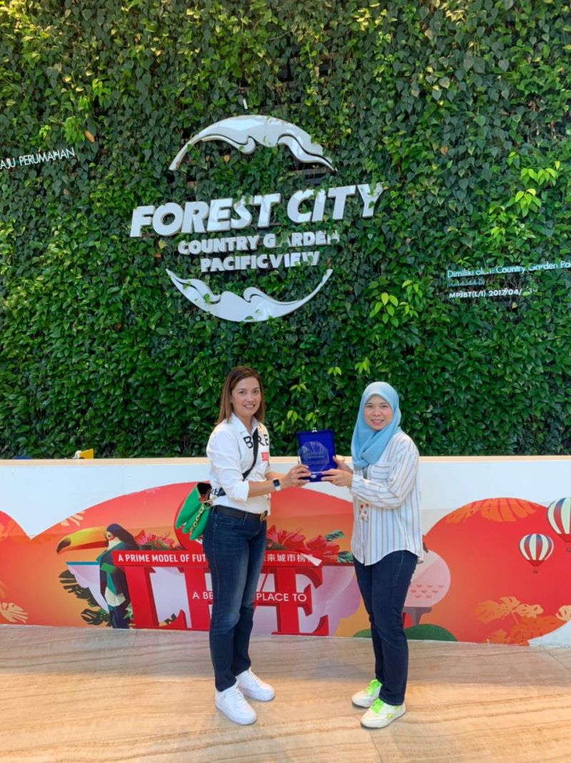 CEO PT Arca Media Indonesia, Yunda Risa Cahyanti bersama perwakilan dari Forest City. Dokumentasi.