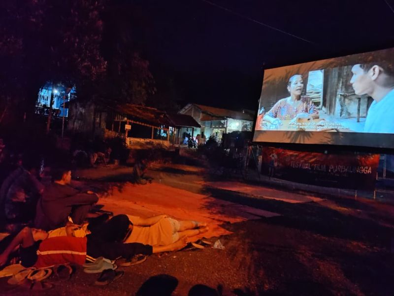 Seorang anak menonton film pendek yang diputar dalam Layar Tanjleb Festival Film Purbalingga 2023. Dokumentasi.