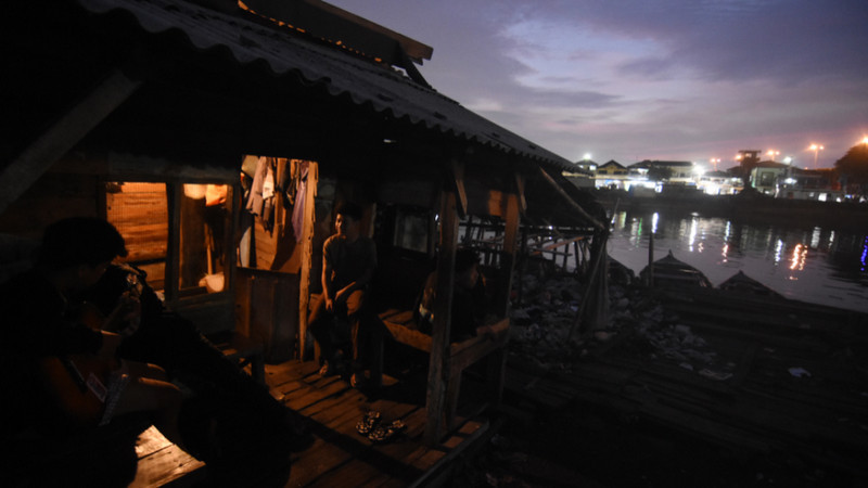 Warga beraktivitas di salah satu kemiskinan di Jakarta, perkampungan nelayan Kalibaru, Jumat (13/12/2019). Foto Antara/Indrianto Eko Suwarso.