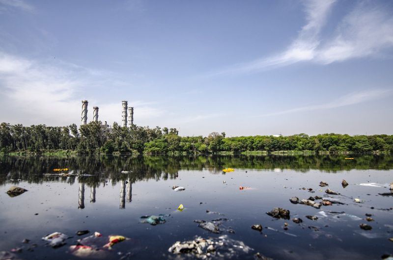 Kontaminasi sampah plastik di perairan. Foto Pixabay.com.