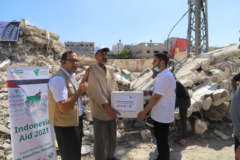 Dompet Dhuafa menyalurkan bantuan berupa Food Bank for Gaza. Dokumentasi Dompet Dhuafa.