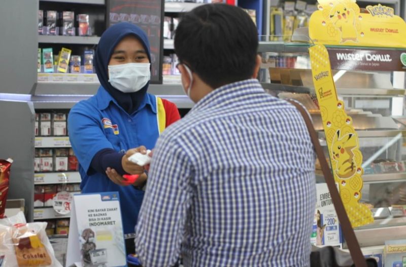 Aktivitas pembayaran di sebuah gerai minimarket. Foto Reuters.