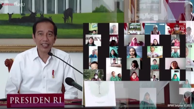 Presiden Joko Widodo merayakan Hari Anak Nasional (HAN) 2021 dengan sejumlah murid sekolah dasar secara daring. Foto BPMI Setpres 2021.