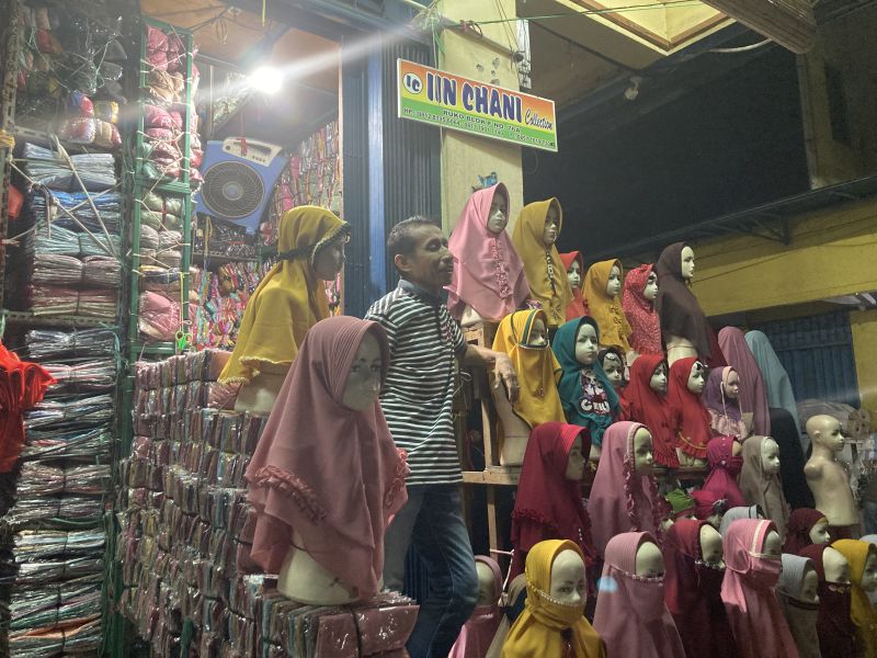 Pedagang di Pasar Tanah Abang menanti pembeli usai waktu Subuh. Dokumentasi Alinea.id.