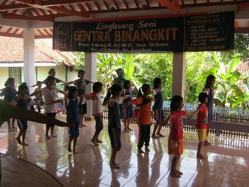 Kegiatan latihan anak-anak menari tradisional. (Dokumentasi Sanggar Seni Gema Binangkit).