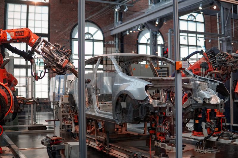 Pabrik otomotif dengan bantuan robotik. Foto Unsplash.com.