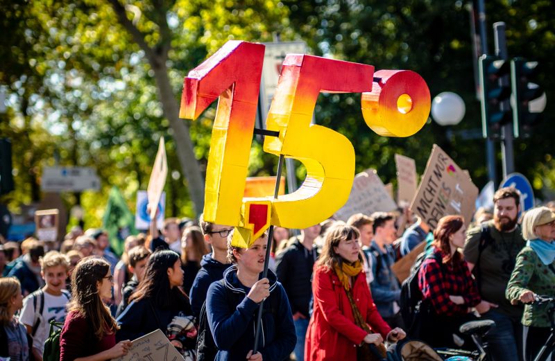 Aksi unjuk rasa di Bonn, Jerman 2019 silam yang menitikberatkan pada isu 1,5 derajat celsius sebagai batas kritis pemanasan global. Foto Unsplash.com.
