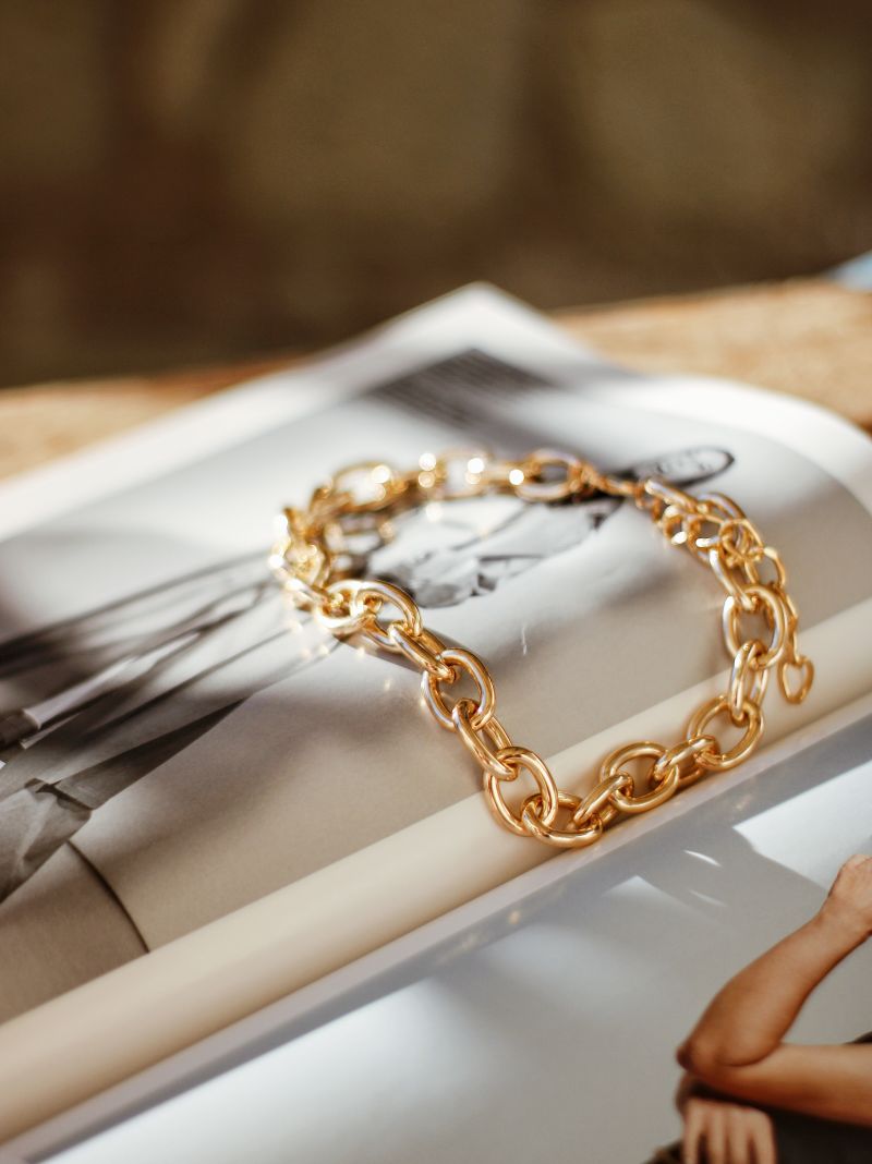 Ilustrasi perhiasan emas. Unsplash.com.