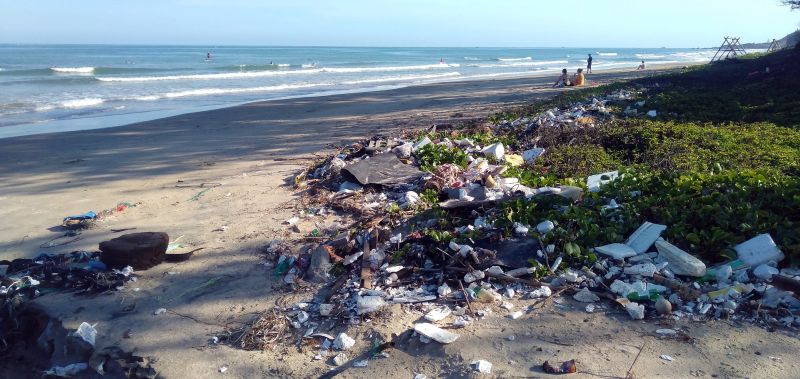 Sampah plastik memenuhi pantai. Pixabay.com.