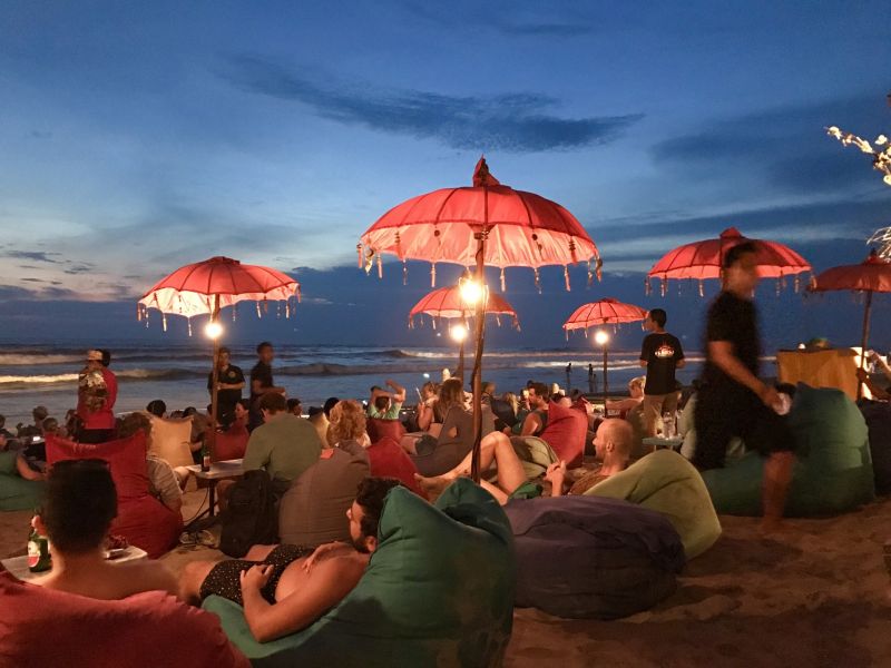 Turis asing menikmati suasana malam di Seminyak, Bali. Foto Pixabay.com.