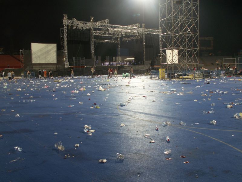 Sampah di stadium usai konser. Foto Pixabay.com.