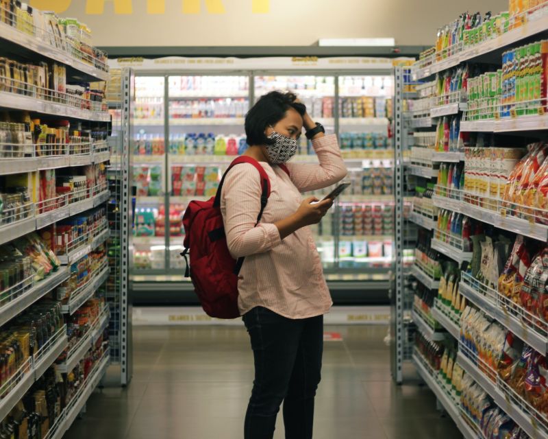 Ilustrasi berbelanja groceries secara langsung. Unsplash.com.