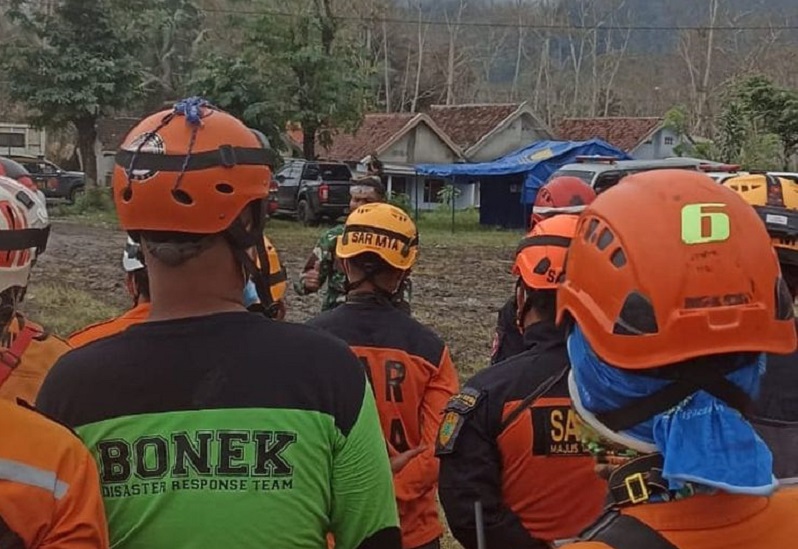 Relawan BDRT turut membantu evakuasi korban erupsi Gunung Semeru pada Desember 2021. /Foto Instagram @bdrt.27