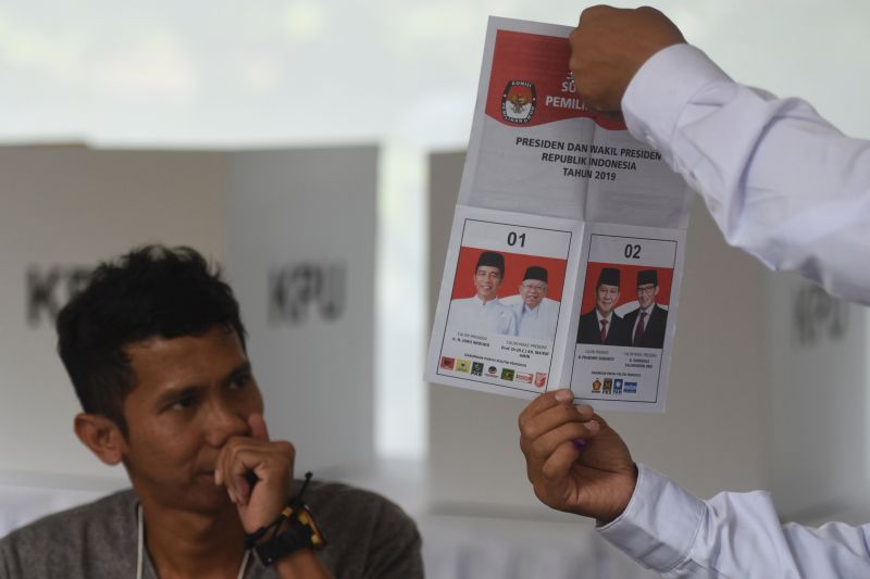 Petugas Kelompok Penyelenggara Pemungutan Suara (KPPS) menunjukkan surat suara pemilihan calon Presiden dan calon Wakil Presiden ketika melakukan perhitungan surat suara Pemilu 2019 di TPS 040 Menteng, Jakarta Pusat, Rabu (17/4). /Antara Foto