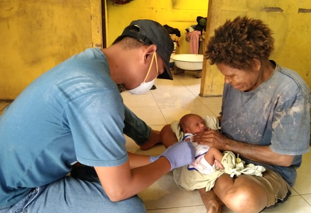 Penyuluh kesehatan di distrik Ninati, Kabupaten Boven Digoel, Papua, Yulius Sondok berkunjung ke rumah pasien. /Foto dok. pribadi Yulius Sondok