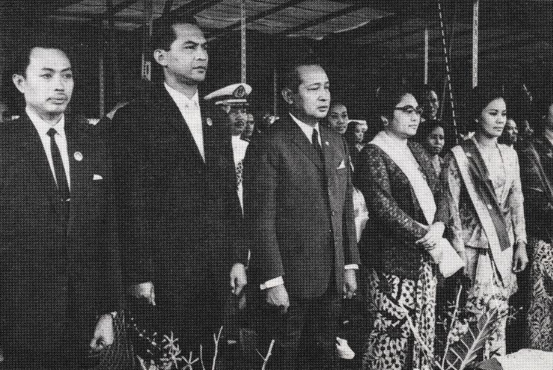 Gubernur DKI Jakarta Ali Sadikin dan Presiden Soeharto dalam acara pembukaan Jakarta Fair I pada 15 Juni 1968 di Lapangan Merdeka, Monas, Jakarta./Foto repro buku Bang Ali: Demi Jakarta, 1966-1977.