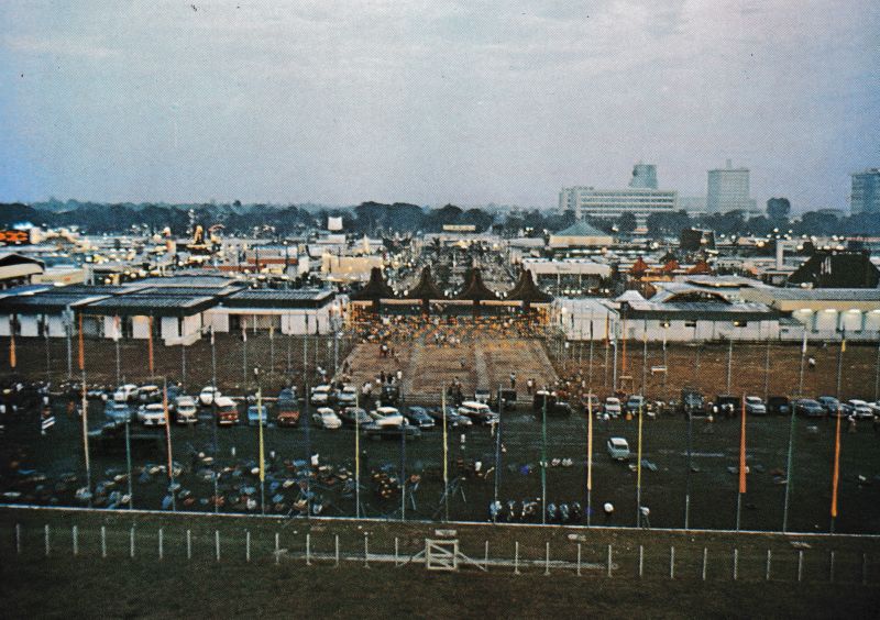 Arena Jakarta Fair di Lapangan Merdeka atau Monas, Jakarta Pusat sebelum dipindah ke Kemayoran./Foto repro buku Djakarta Membangun (1972).