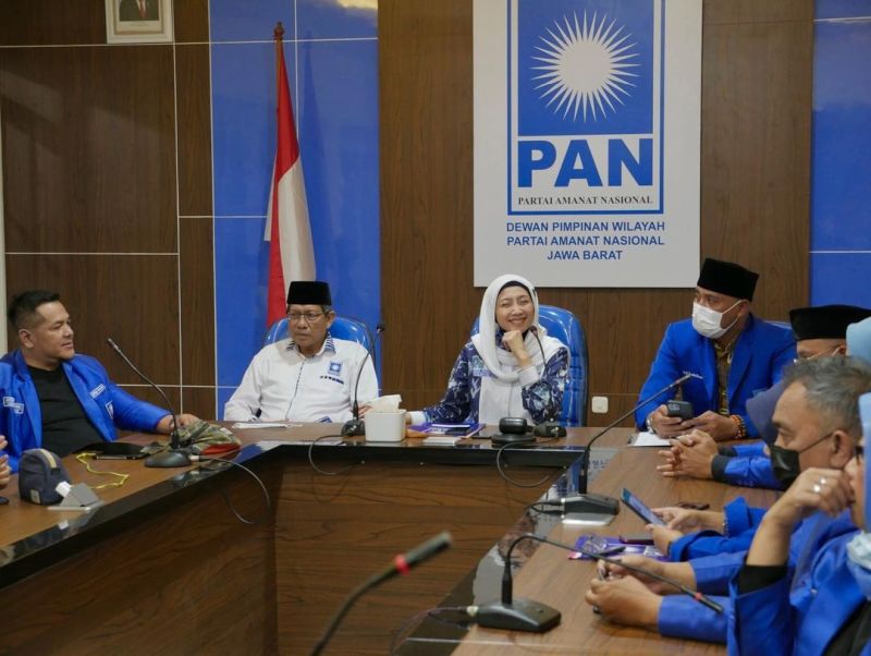 Ketua DPW Partai Amanat Nasional (PAN) Jawa Barat, Desy Ratnasari tengah memimpin rapat bersama pengurus harian DPW PAN Jawa Barat./Foto Instagram Desy Ratnasari/@desyratnasariterdepan