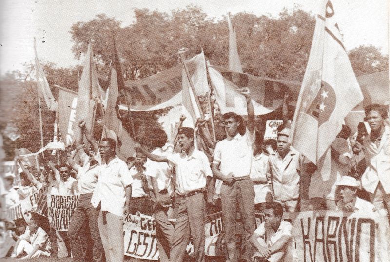 Unjuk rasa mahasiswa dan pelajar di Jakarta pada Januari 1967./Foto repro buku Jejak Langkah Pak Harto: 1 Oktober 1965-27 Maret 1968 (1991).