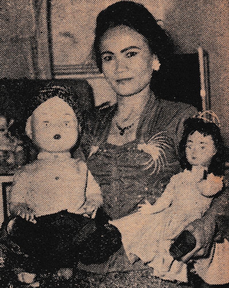 Neneng bersama boneka Atjeng dan Mayangsari. Foto Selecta, 27 Juni 1966.