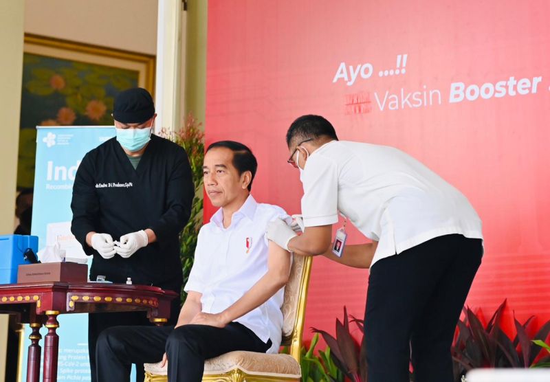 Presiden Jokowi menerima vaksinasi Covid-19 penguat kedua di halaman Istana Kepresidenan Bogor, Jawa Barat, Kamis (24/11/2022)./Foto BPMI Setpres/Laily Rachev/setkab.go.id 