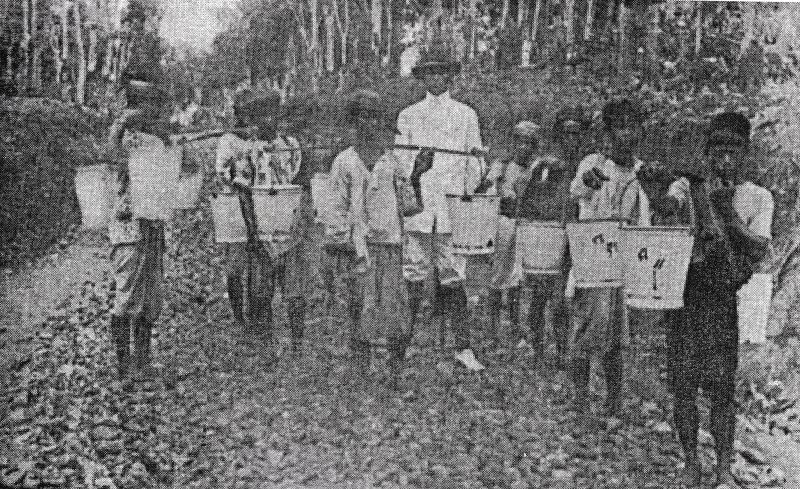 Para kuli penyadap karet di sebuah perkebunan karet di Buitenzorg (Bogor). Foto buku Anak Jajahan Belanda karya Peter Boomgaard.