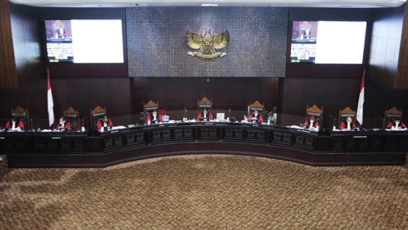 Mahkamah Konstitusi (MK) memutus 12 perkara pengujian UU Cipta Kerja, satu di antaranya Majelis Hakim mengabulkan sebagian dalam pengujian formil untuk perkara No. 91/PUU-XVIII/2020 yang diajukan Hakiimi Irawan Bangkid Pamungkas, dkk di Gedung MK, Jakarta, Kamis (25/11/2021). Foto Instagram Mahkamah Konstitusi.