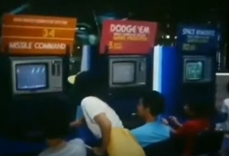 Beberapa anak muda mencoba gim di pameran gim video Atari Expo di Ratu Plaza, Jakarta pada 1981. Acara itu berlangsung dari 27 November 1981 hingga 3 Januari 1982, namun terpaksa ditutup usai ada larangan pemainan gim video di tempat umum pada akhir 1981. /Foto YouTube Soekarna Channel