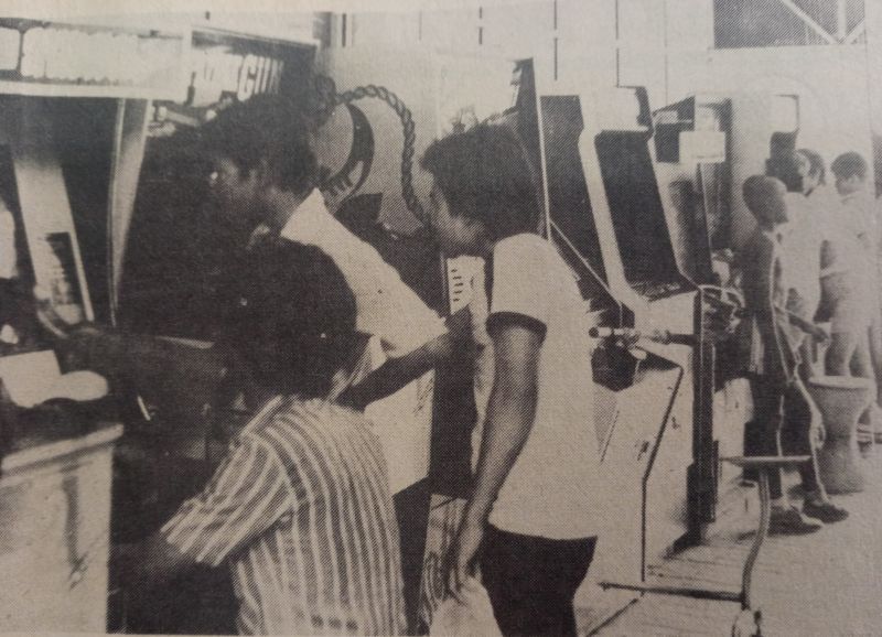 Beberapa anak muda mencoba gim arkade alias dingdong di sebuah tempat permainan di Pasar Cempaka Putih, Jakarta Pusat pada akhir 1981./Foto Suara Karya, 18 Desember 1981.