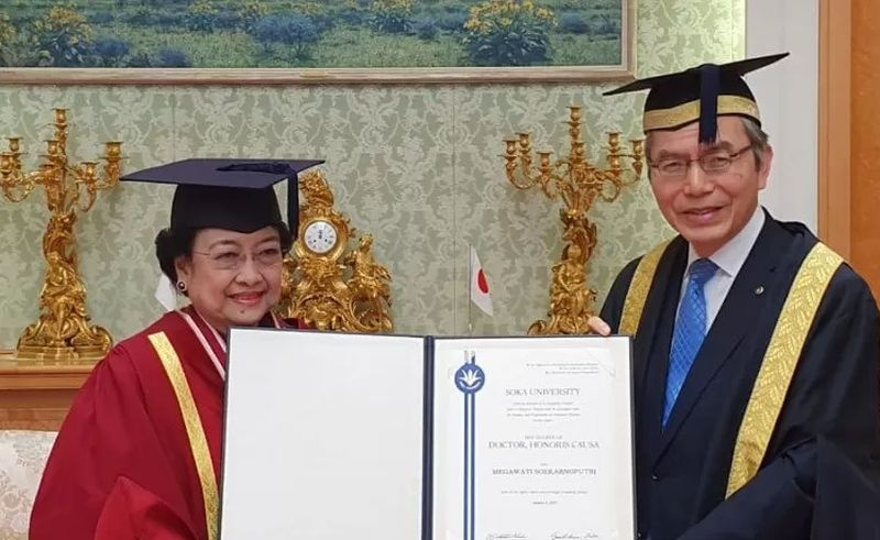 Presiden kelima Indonesia yang juga Ketua Umum PDI-P, Megawati Soekarnoputri, saat menerima sertifikat doktor honoris causa dari Rektor Universitas Soka Yoshihisa Baba di Tokyo, Jepang, Rabu (8/1/2020)./Foto dok. PDI-P