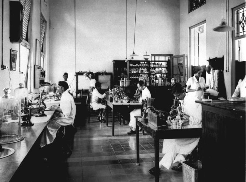 Aktivitas di Centraal Geneeskundig Laboratorium di Batavia pada 1930. Foto Tropenmuseum.